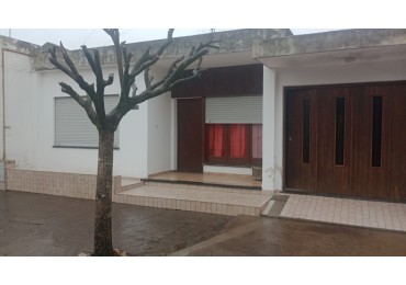 CASA 3 AMB CON GARAGE DOBLE, QUINCHO C/PARRILLA Y PARQUE  - ZONA: CHABAS - PCIA. STA. FE