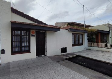 CASA 4 AMB. SOBRE LINEA MUNICIPAL, CON PATIO Y GARAGE, MAS DEPTO 2 AMB CON PATIO - ZONA: PERALTA RAMOS OESTE